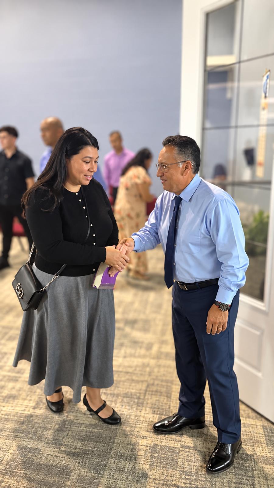 Hermana siendo recibida con un abrazo de bienvenida