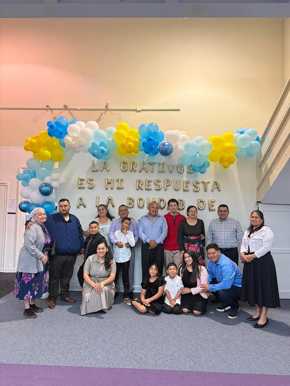 Familia de la iglesia celebrando