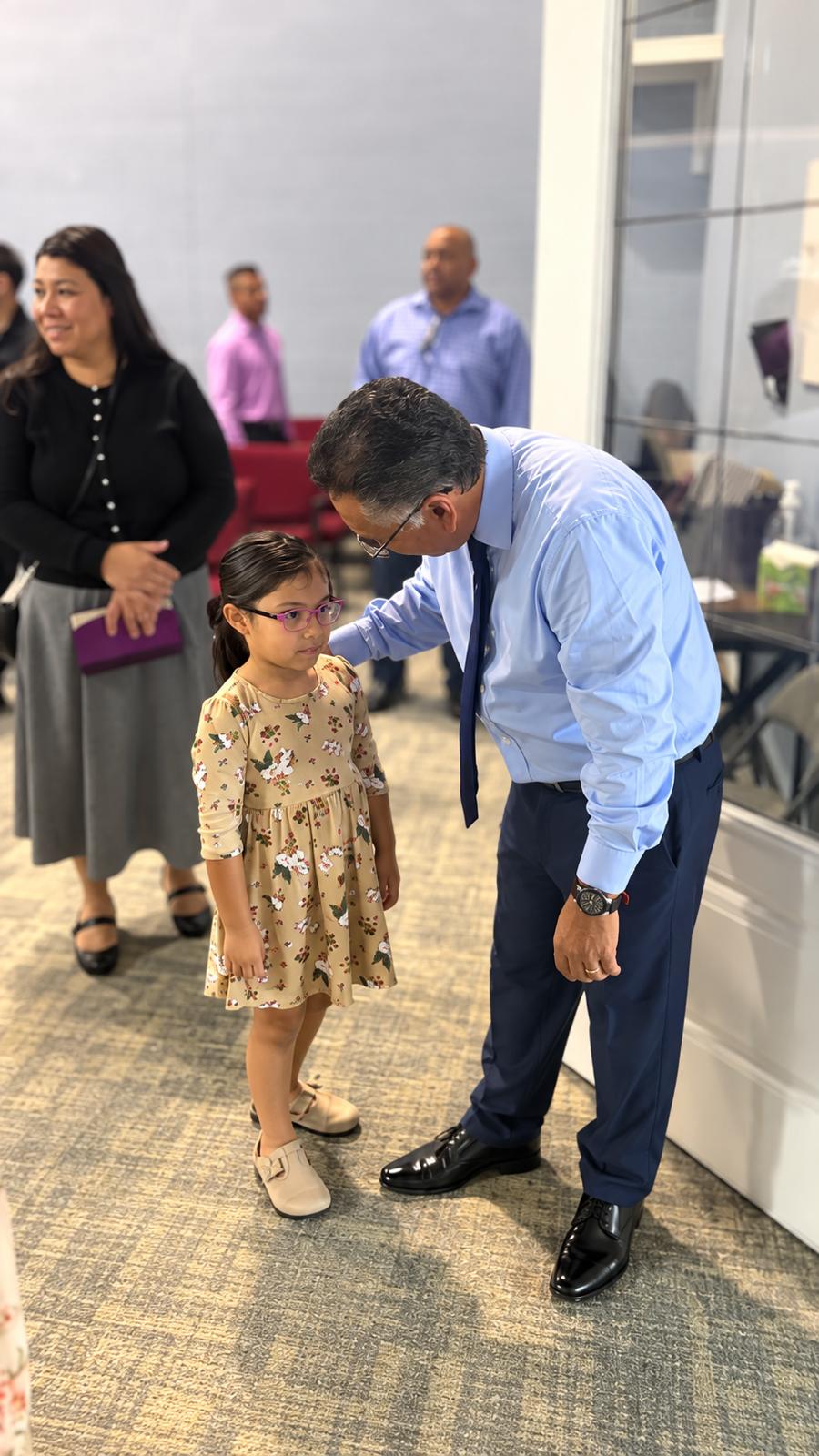Saludo de bienvenida con la hermana de la iglesia