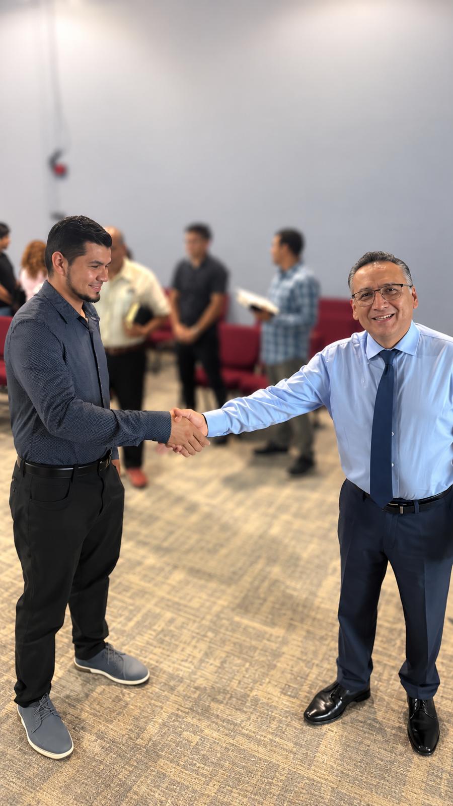 El pastor saludando a un niño de la iglesia