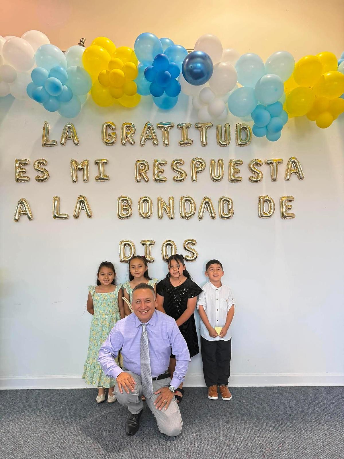 Niños agradeciendo a Dios